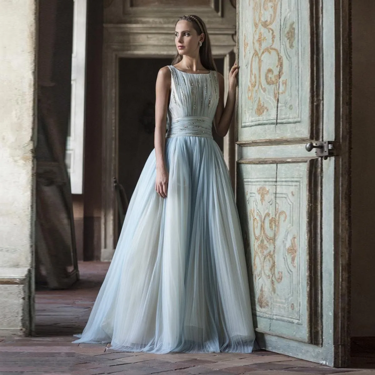 2024 Abiti da ballo blu in tulle plissettato couture con corpetto ricamato a mano Una linea senza maniche da sposa da giardino