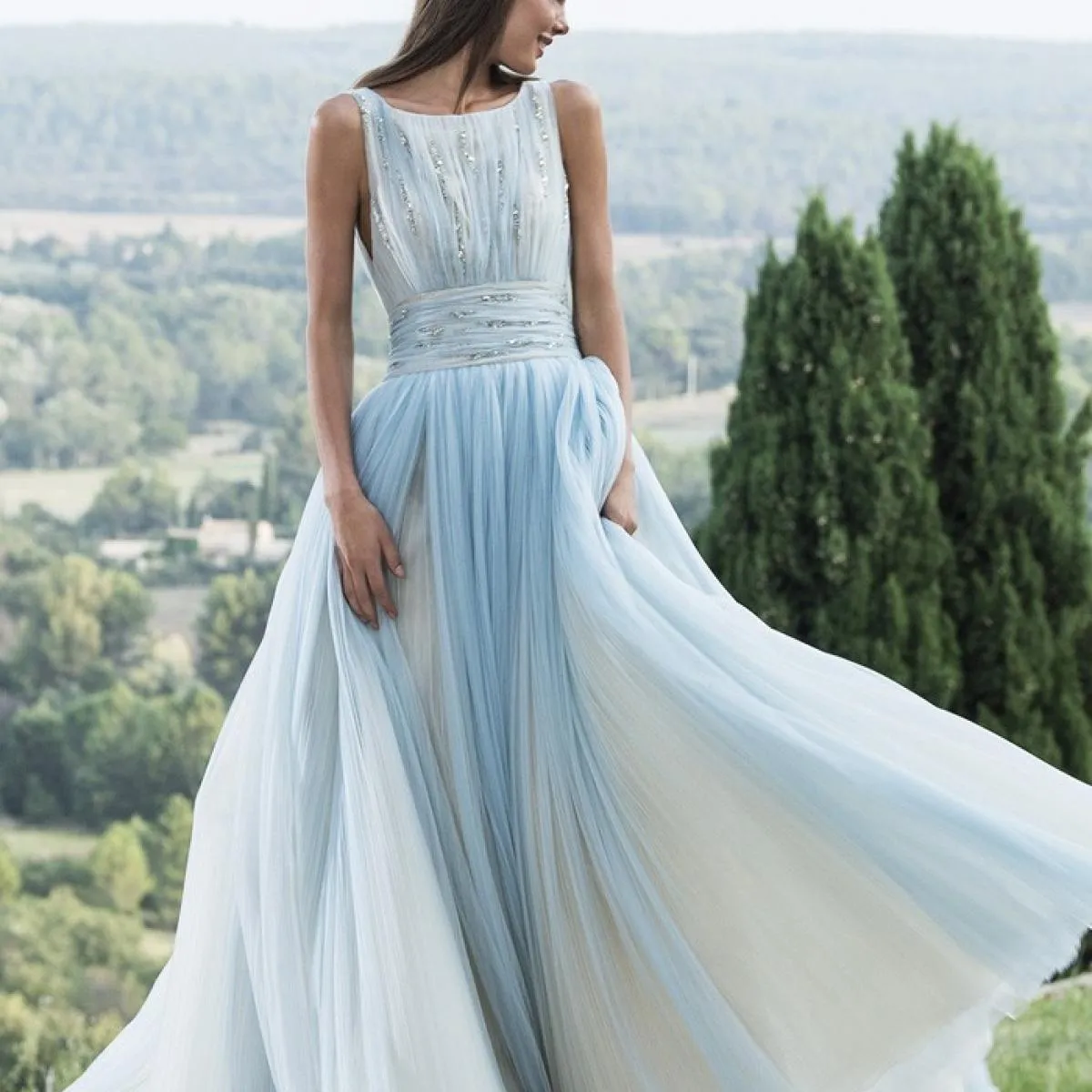 2024 Abiti da ballo blu in tulle plissettato couture con corpetto ricamato a mano Una linea senza maniche da sposa da giardino