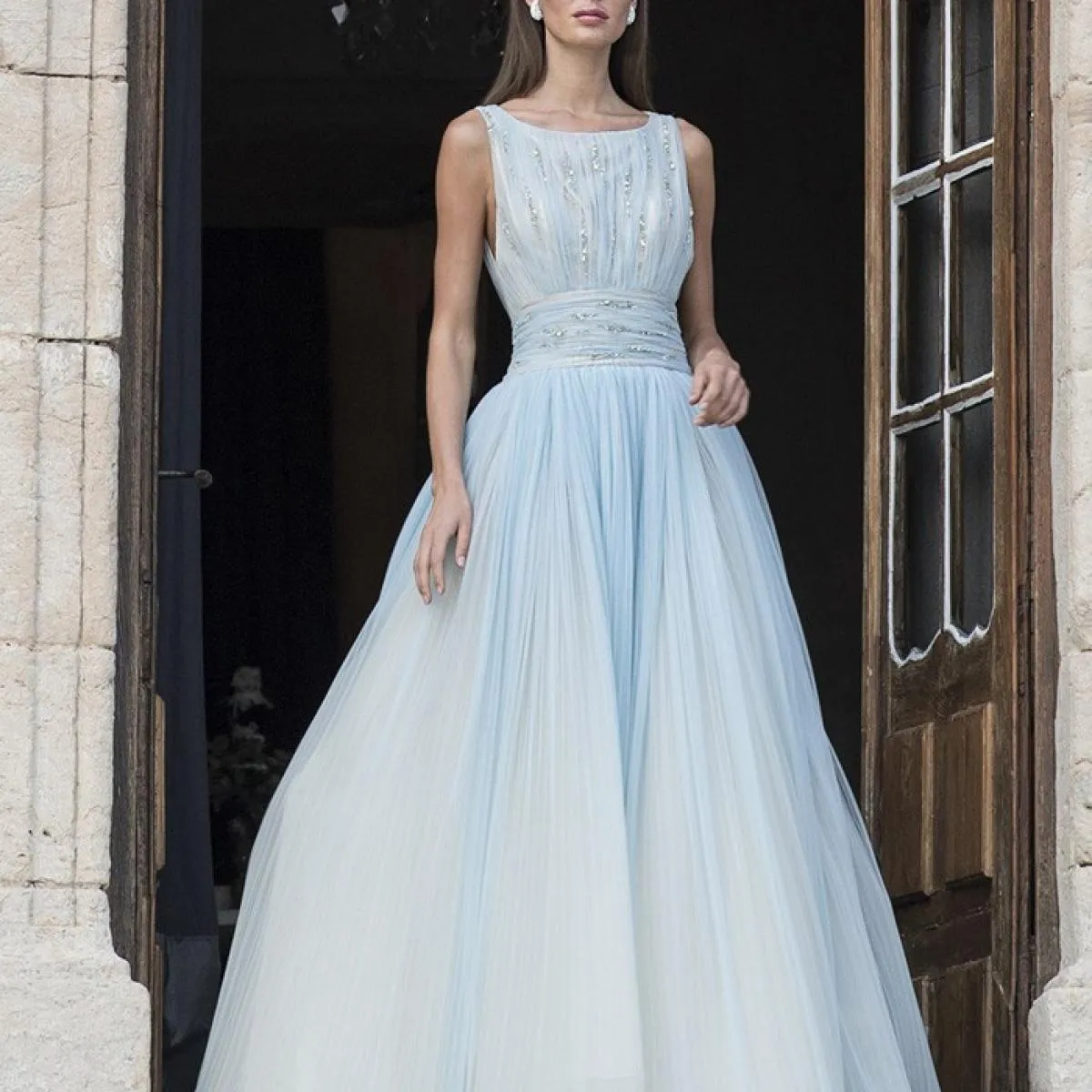 2024 Abiti da ballo blu in tulle plissettato couture con corpetto ricamato a mano Una linea senza maniche da sposa da giardino