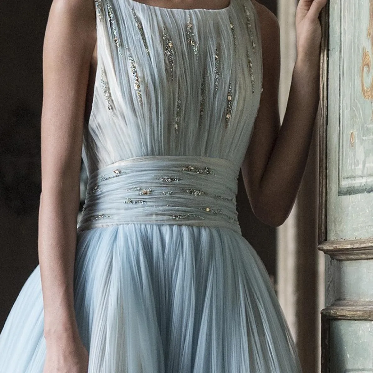 2024 Abiti da ballo blu in tulle plissettato couture con corpetto ricamato a mano Una linea senza maniche da sposa da giardino