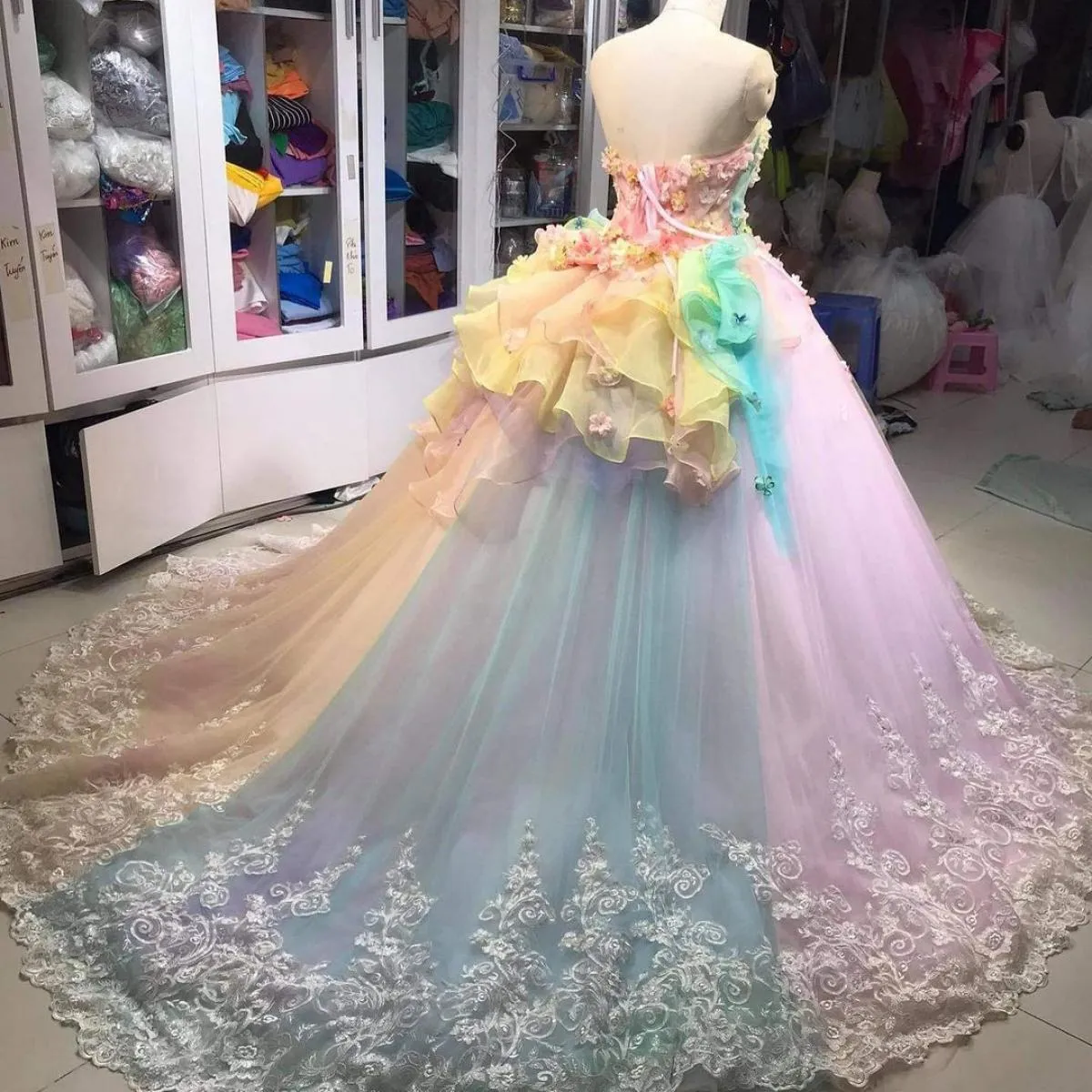 Abiti da ballo colorati arcobaleno Abiti da ballo Extra gonfi Tulle Fiori 3d Abiti Quinceanera 2023 Abito dolce 16 su misura