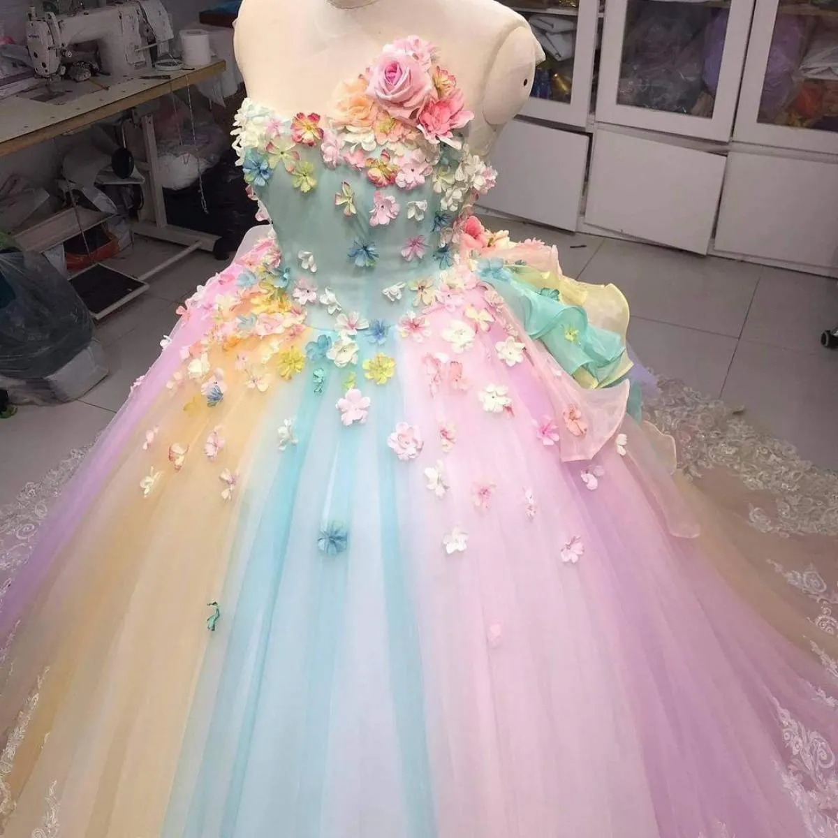 Abiti da ballo colorati arcobaleno Abiti da ballo Extra gonfi Tulle Fiori 3d Abiti Quinceanera 2023 Abito dolce 16 su misura