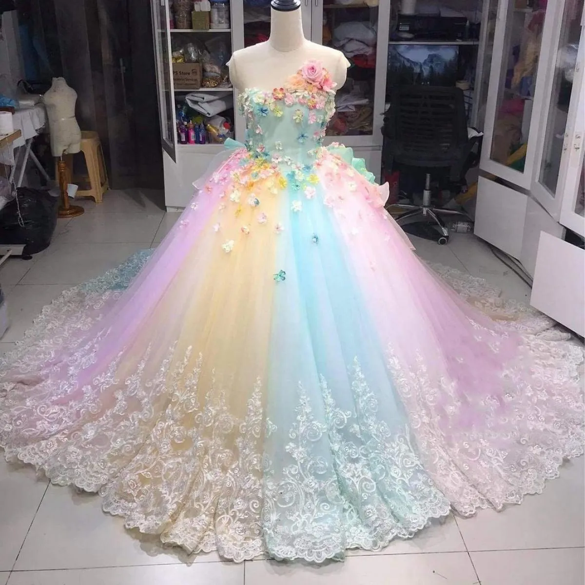 Abiti da ballo colorati arcobaleno Abiti da ballo Extra gonfi Tulle Fiori 3d Abiti Quinceanera 2023 Abito dolce 16 su misura