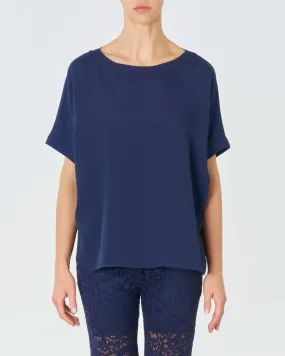 Blusa blu crêpe con scollo ampio tondo e maniche ad aletta