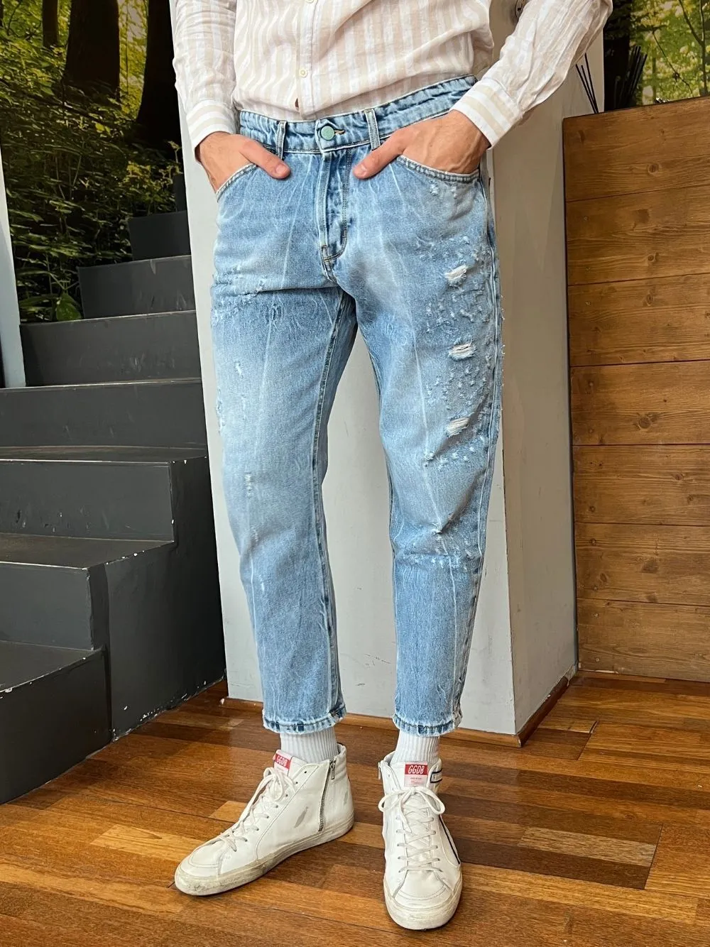 Jeans carrot scuro strappi gamba