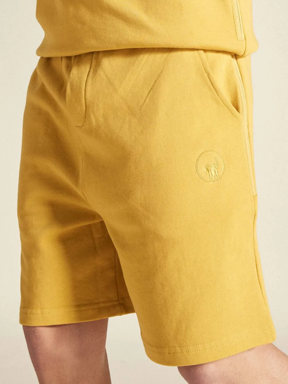 Short Ciesse in felpa garzata con logo in tinta giallo