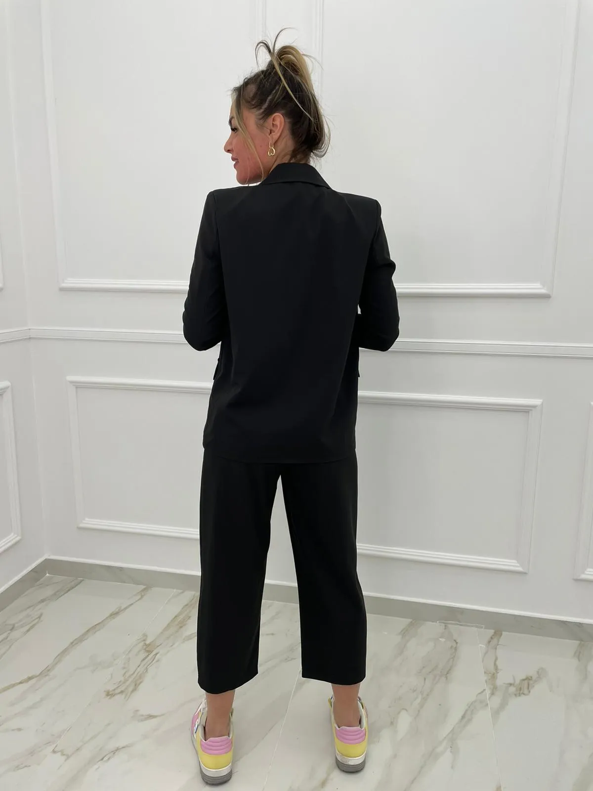 Tailleur con giacca doppiopetto e pantalone con pinces