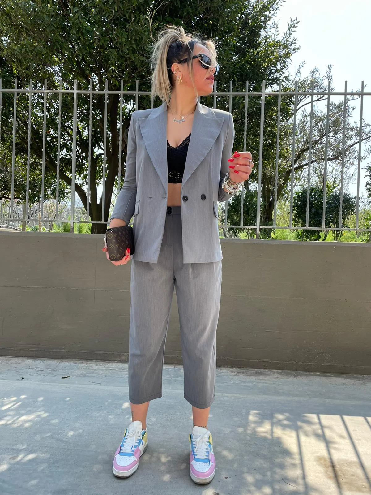 Tailleur con giacca doppiopetto e pantalone con pinces